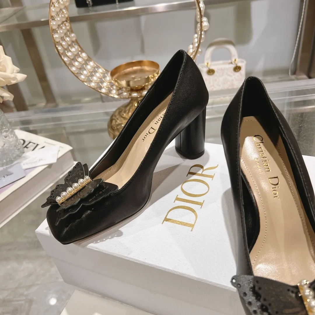 👟👟Ex-factory price 560👟👟 2024 early spring new style ◼️Dior ◼️Dior spring and summer latest fashion show haute couture series sandals Bow Mary Jane ——— Ldylle retro Roman style doll women's sandals CD pearl five metal buckle bow low-heeled women's single shoes Original development top high-end version Material: imported cow patent leather upper + water-dyed sheepskin lining + original molded pearl buckle + Italian genuine leather outsole Size: 34-40 (34.40. Customization is non-refundable and non-exchangeable) Heel height: 4.5cm 8.5cm
